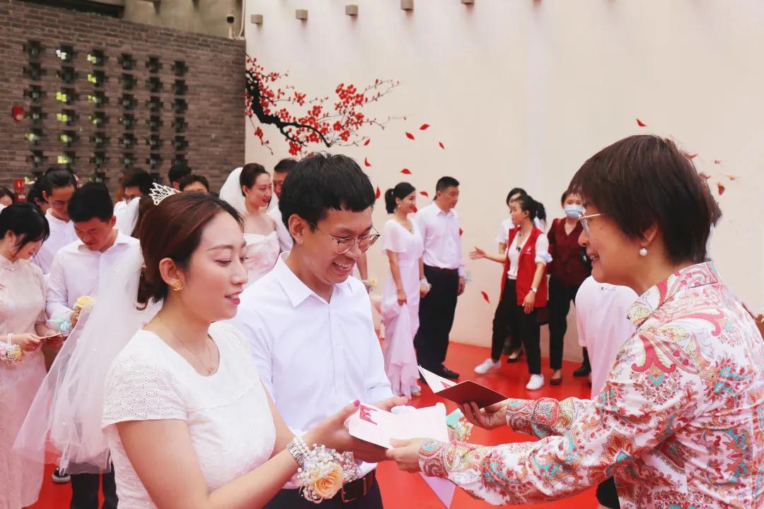 甜蜜520婚姻登记报道,民政局520领证结婚现场