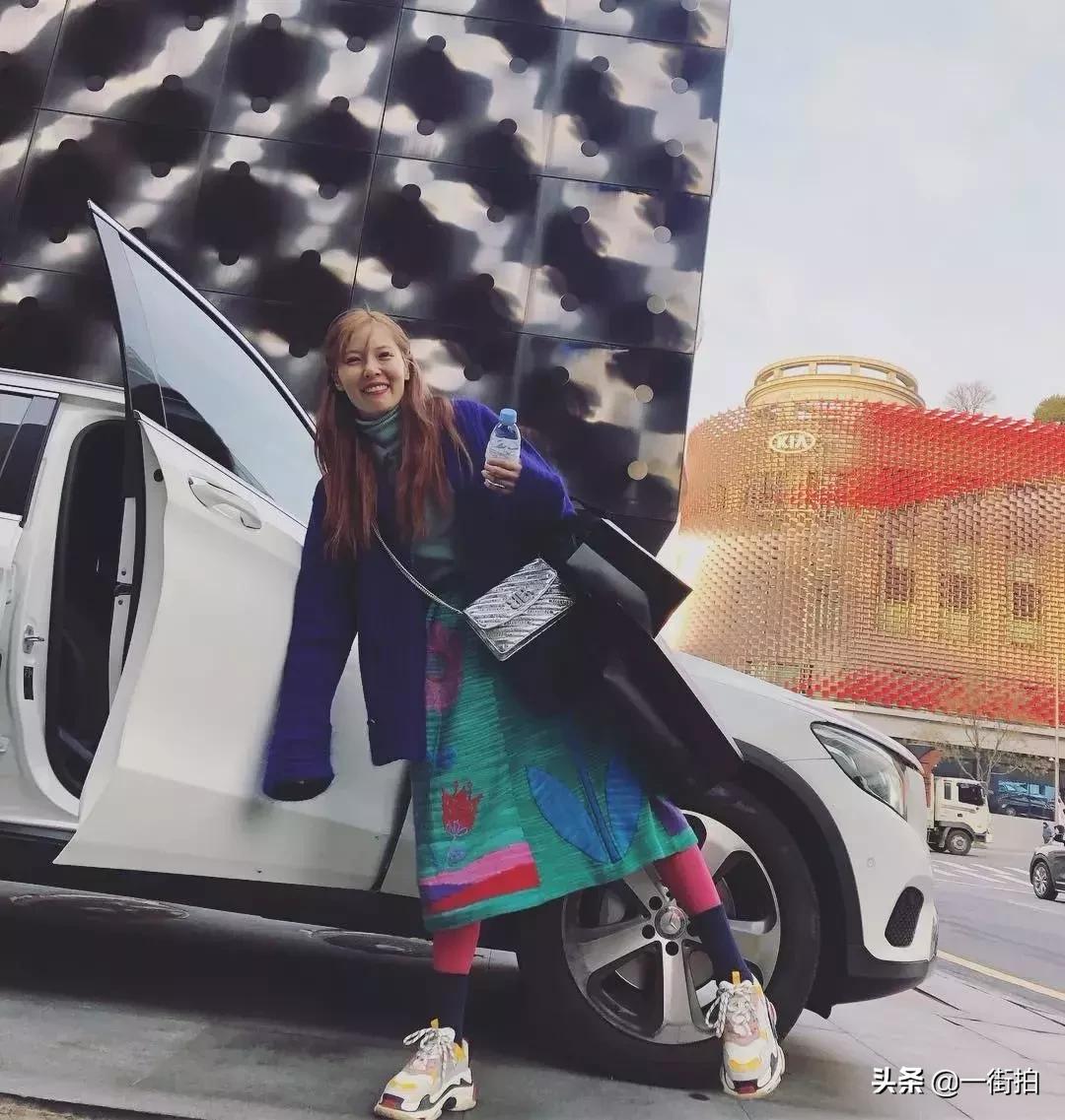 泫雅穿着粉色上衣走红,泫雅衣服ins