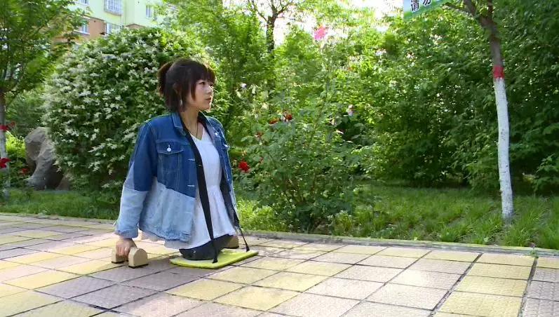 她3岁惨遭父母抛弃,无腿女孩截肢后被父母狠心遗弃