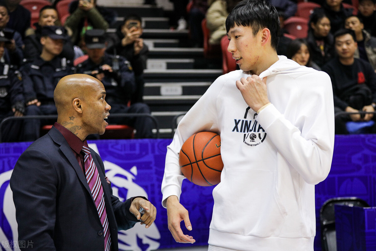周琦失误被赵睿抢断,中国男篮杜锋付豪张镇麟周琦