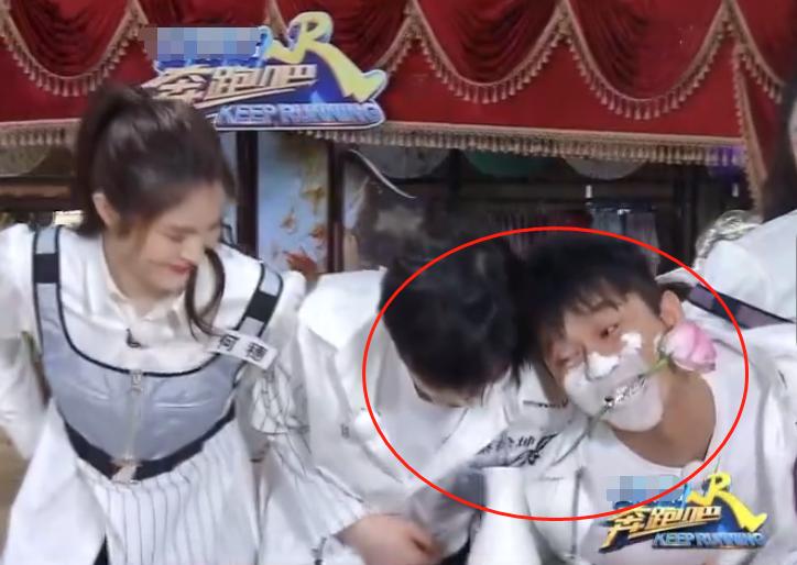 郑恺和蔡徐坤对决,郑恺蔡徐坤爬楼梯