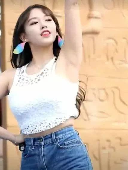 程潇穿露脐装的样子,程潇腹肌露脐装