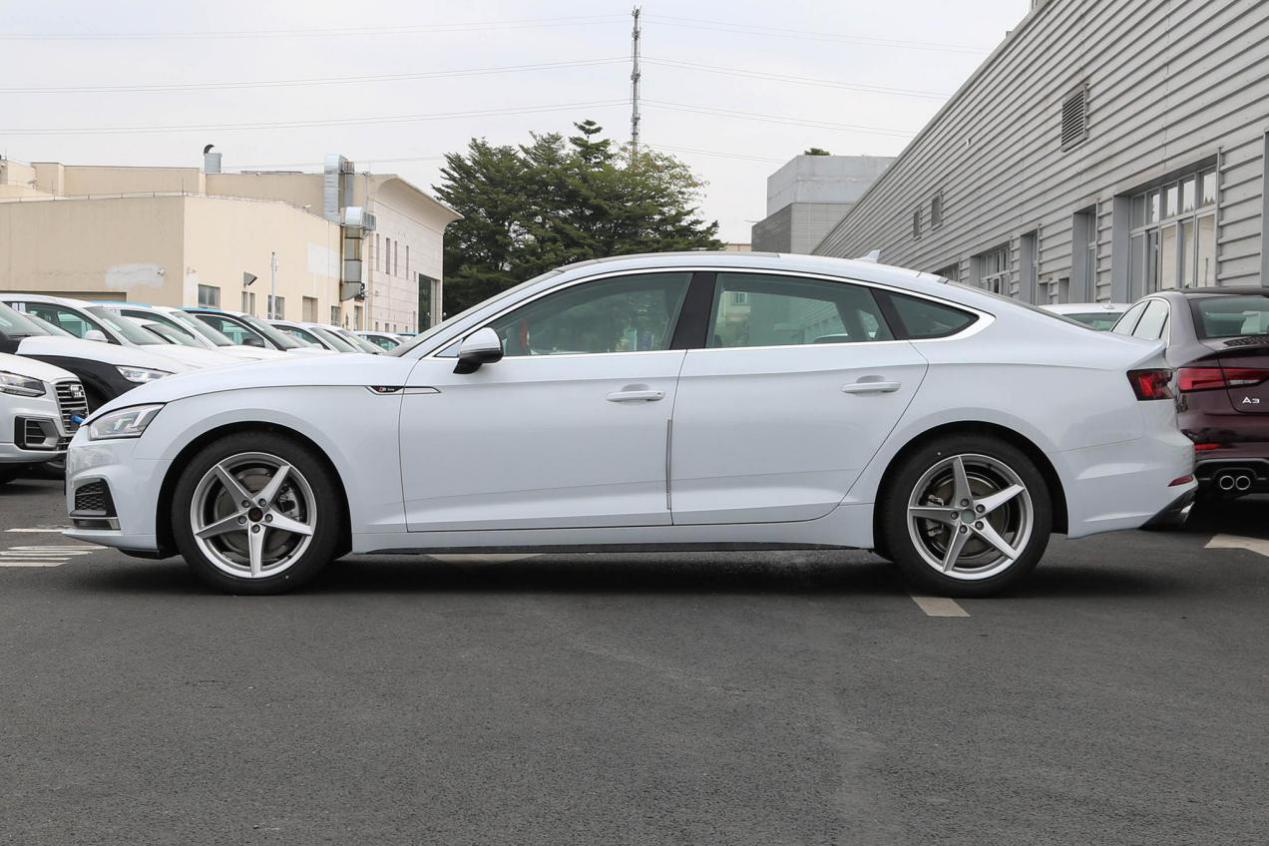 奥迪a5评测视频38号车评中心,既有奥迪a5的颜值又有空间感