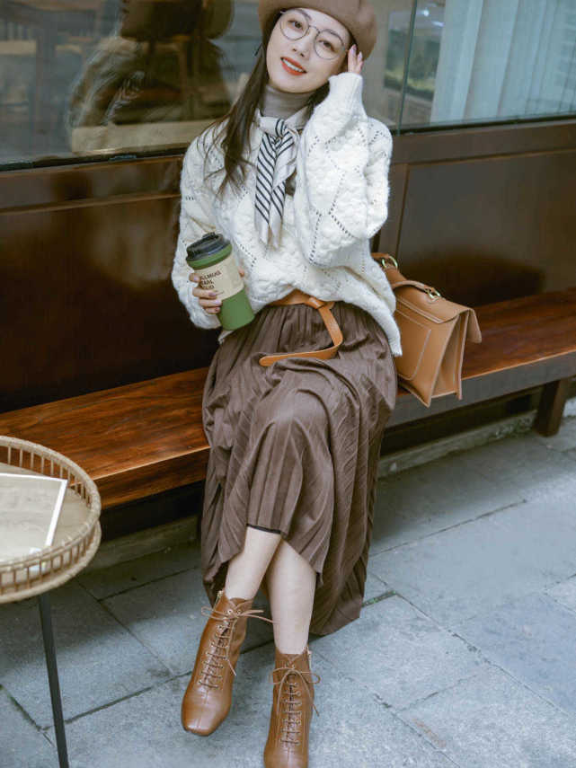 百褶裙穿起来,百褶裙上面穿个什么衣服