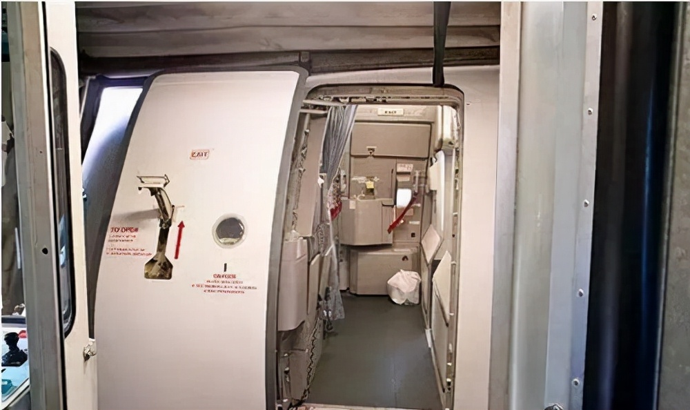 空姐关舱门你觉得哪个力气最大,空姐关闭舱门为什么一步一步来