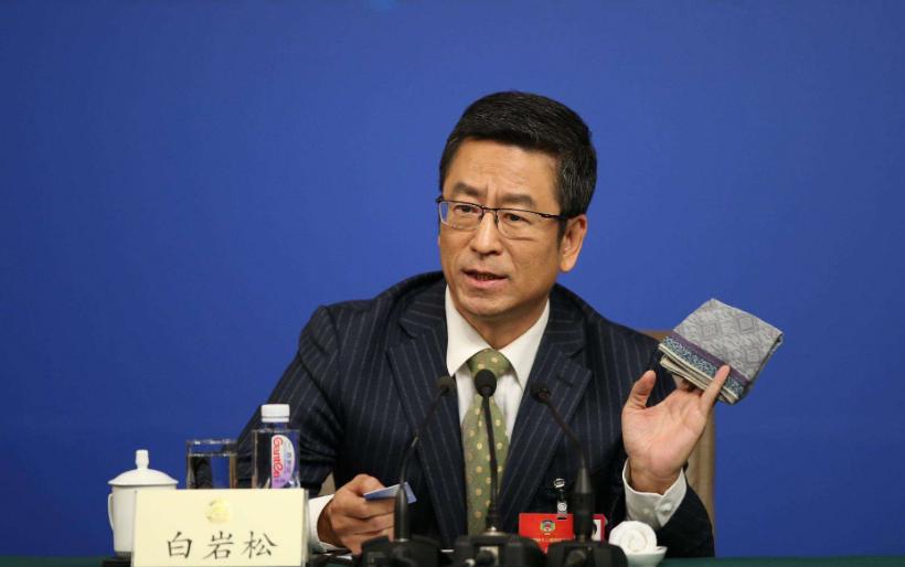 央视主播段子手白岩松,表面上是主持人背后却是铠甲