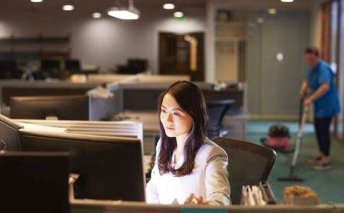 劳动法规定工作日工资怎么算,劳动法规定超过几天工资算一个月