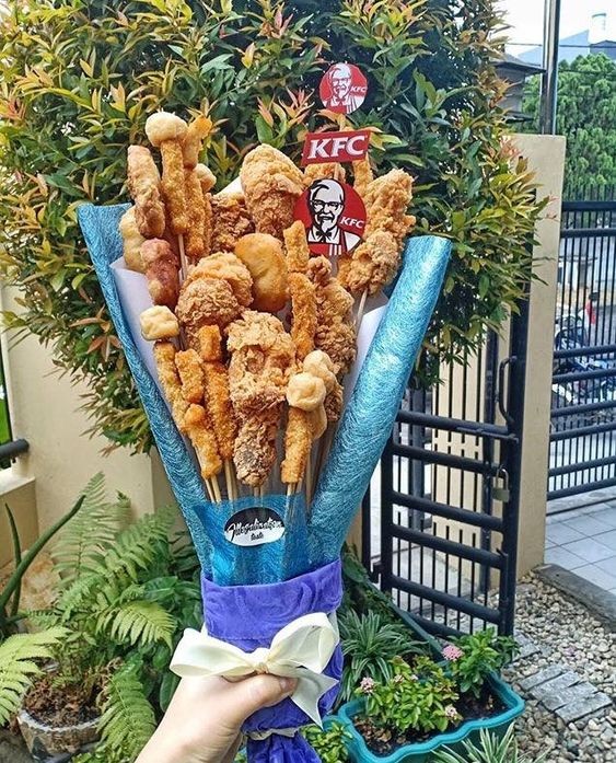 送鲜花太落伍！花束里包美妆品食物女友更开心男友快学起来