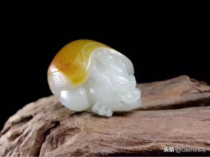 和田玉籽料墨玉和山料墨玉的区别,和田玉青花籽料和山料打灯对比图