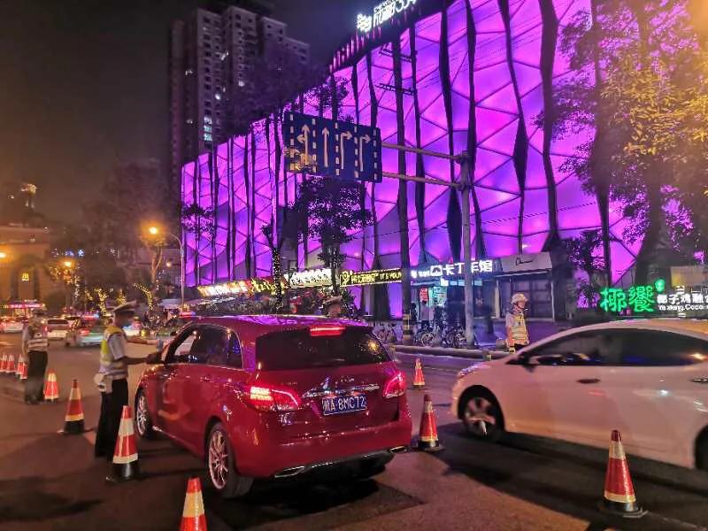 成都“339商圈”夜间交通乱象突出交警联合4部门综合整治