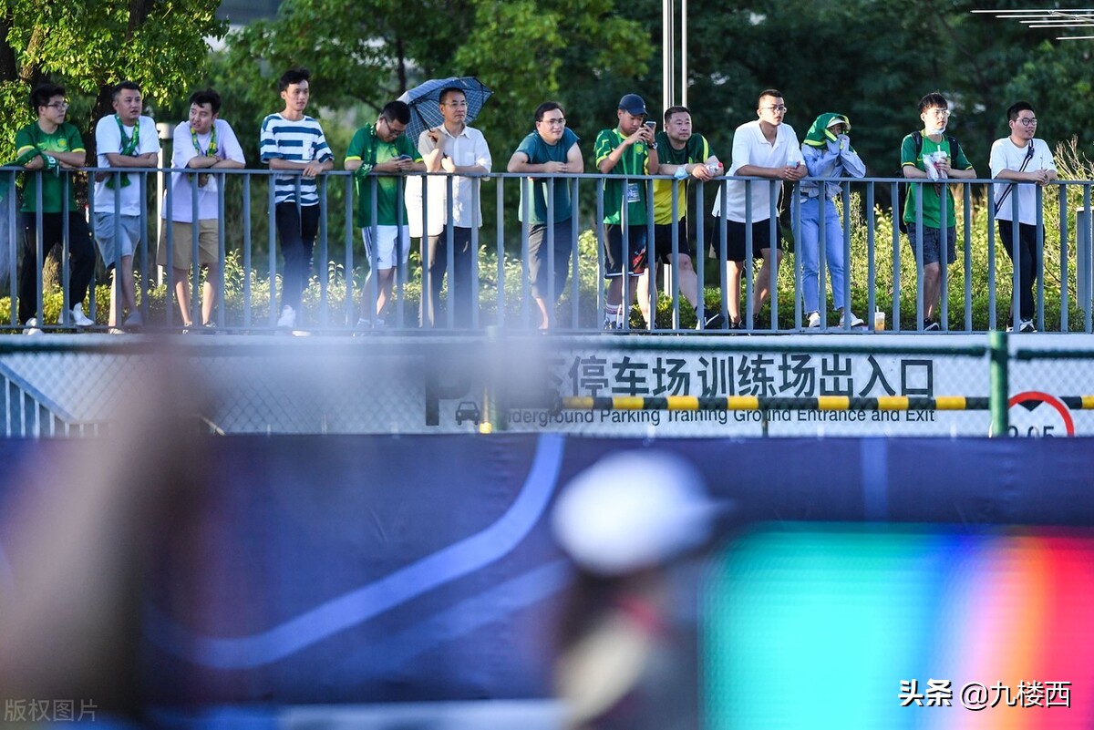中超越来越业余，球员入场等待靠大树乘凉，球场不完善就像踢野球