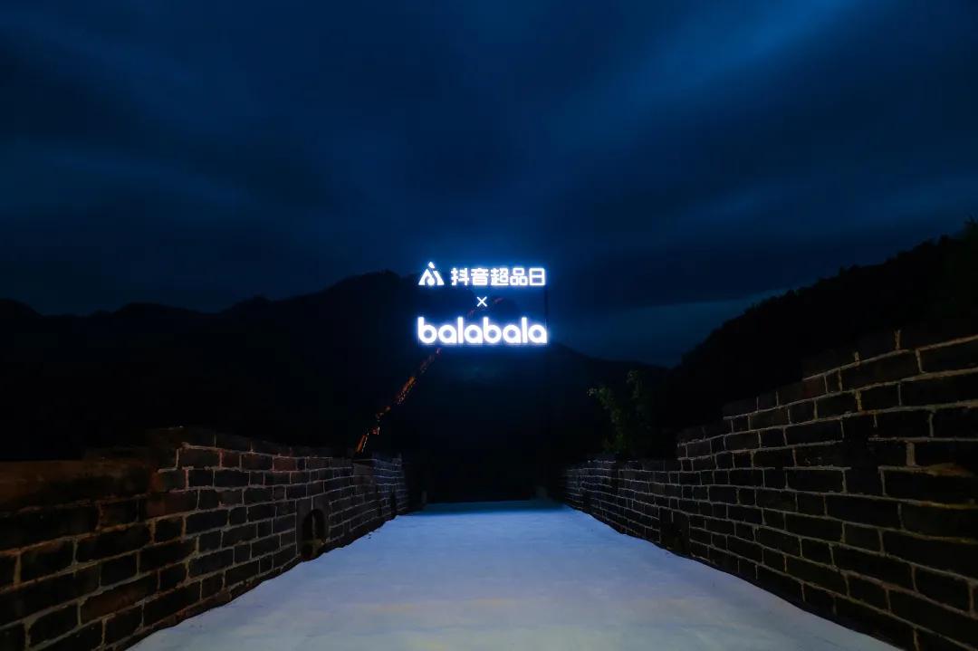 爬雄伟长城,看balabala“羽你相绒”大秀,孩子们的冬天充满想象
