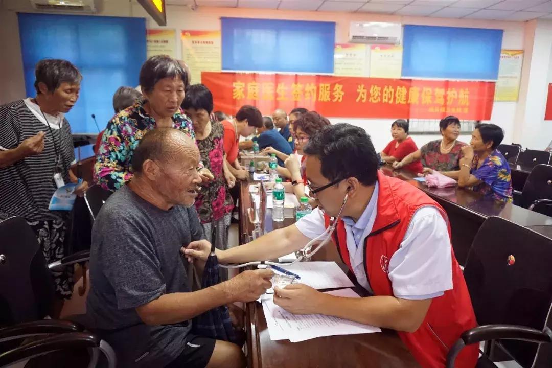 郑州中康医院：志愿服务进社区健康义诊暖人心