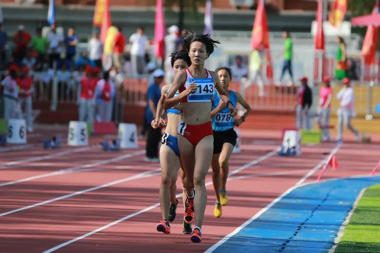 中考体育800米满分几秒,中考体育女生800米多少时间满分