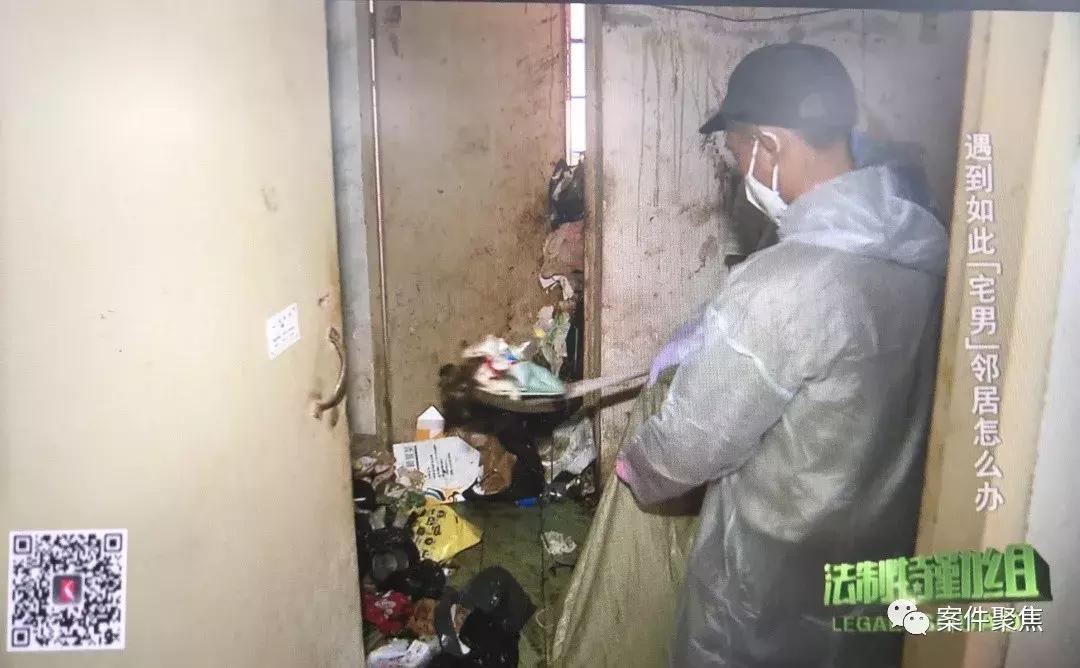 25岁男子多年不出门家里满是垃圾,男子多年不出门家中堆垃圾