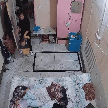 向对面出租屋射了一箭：80后妈妈王莹在城中村的实验艺术