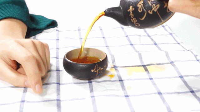 别人倒茶要敲两下还是三下,别人给倒茶为什么要敲桌子几下