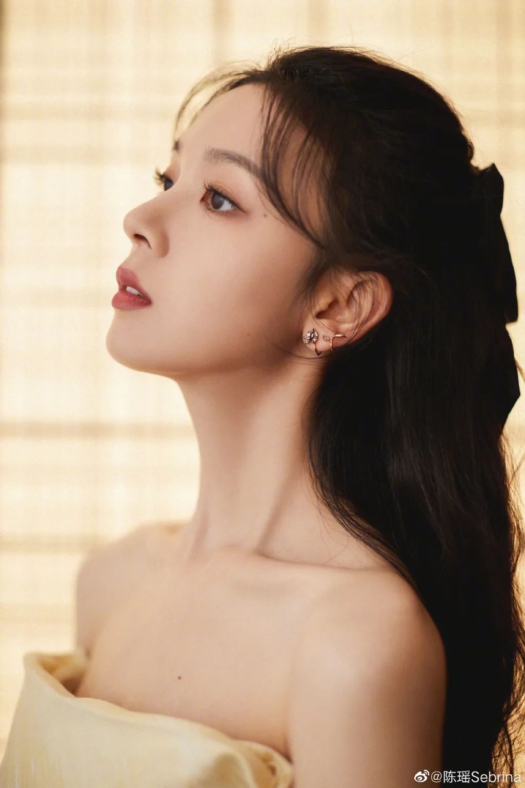 虞书欣说蝴蝶结是她的标志,虞书欣戴发箍