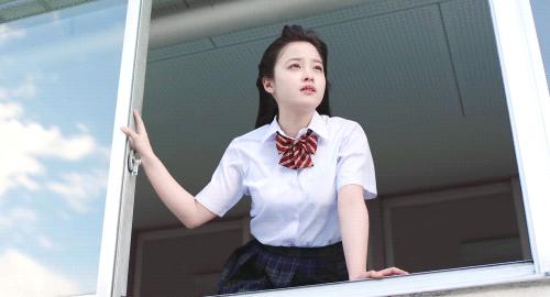 早春外套穿搭学生党甜酷,大衣卫衣短裙靴子