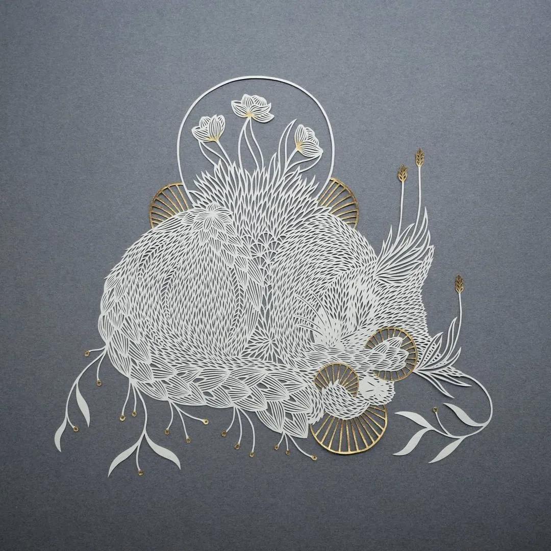 她被称为“刀王”，凭一把破刀，一张破纸，作品征服了全世界