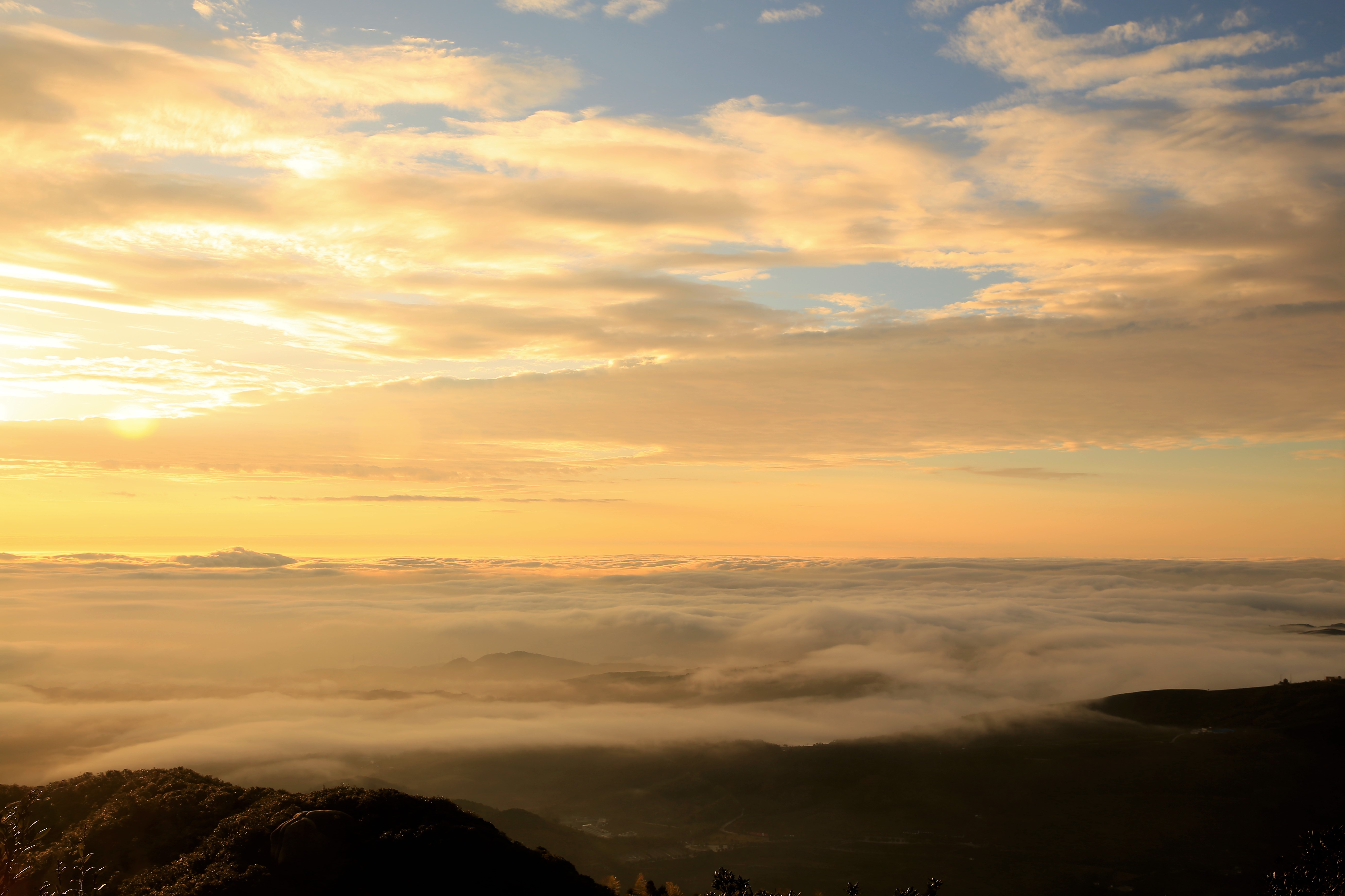 太姥山山顶日出,雨中的太姥山云雾缭绕