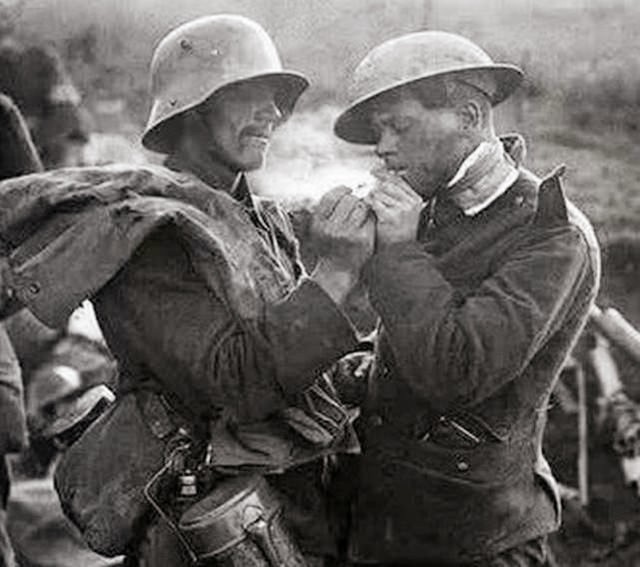 对越自卫反击战战士送物资,对越自卫反击战前线我军战士