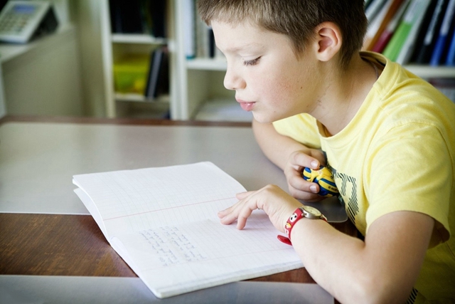 5岁男孩说话有一点结巴如何纠正,宝宝学说话有点结巴正常吗