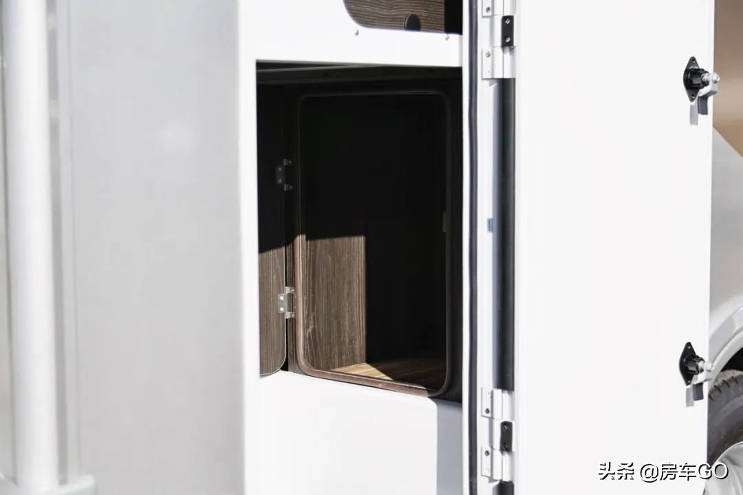 这台房车有5种充电方式，车内电器语音控制，卫生间也是干湿分离