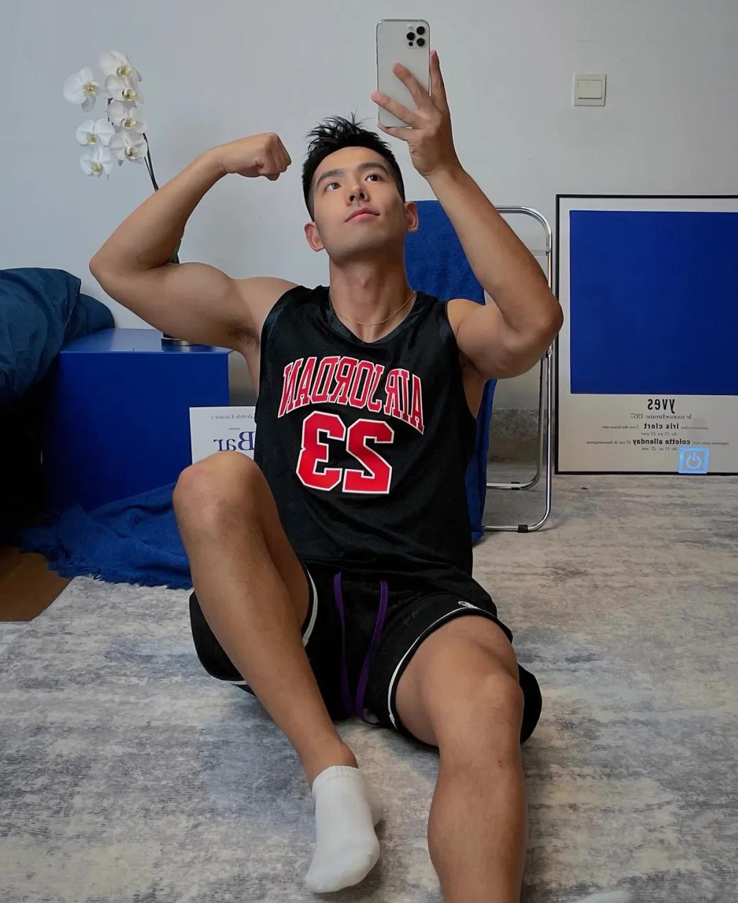 体育生肌肉身材,肌肉体育生秀腹肌