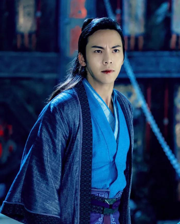 厚刘海和稀刘海哪个好看,厚刘海和八字刘海