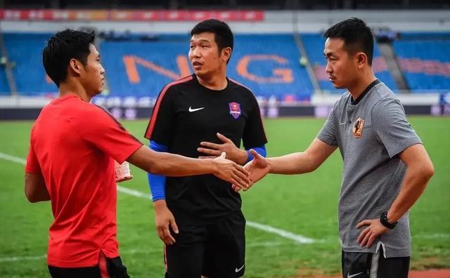 39岁前国脚,曾是中超标王,今携手足坛美女老总,妻子是中戏美女