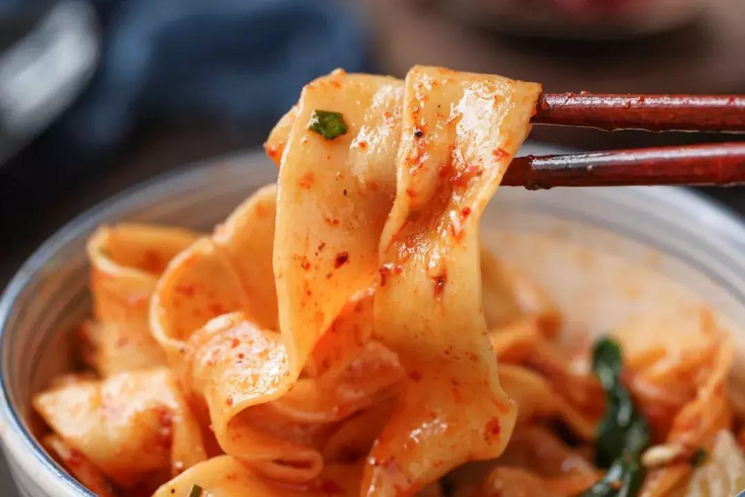 正宗好吃油泼面做法视频,油泼面怎么做最简单最好吃