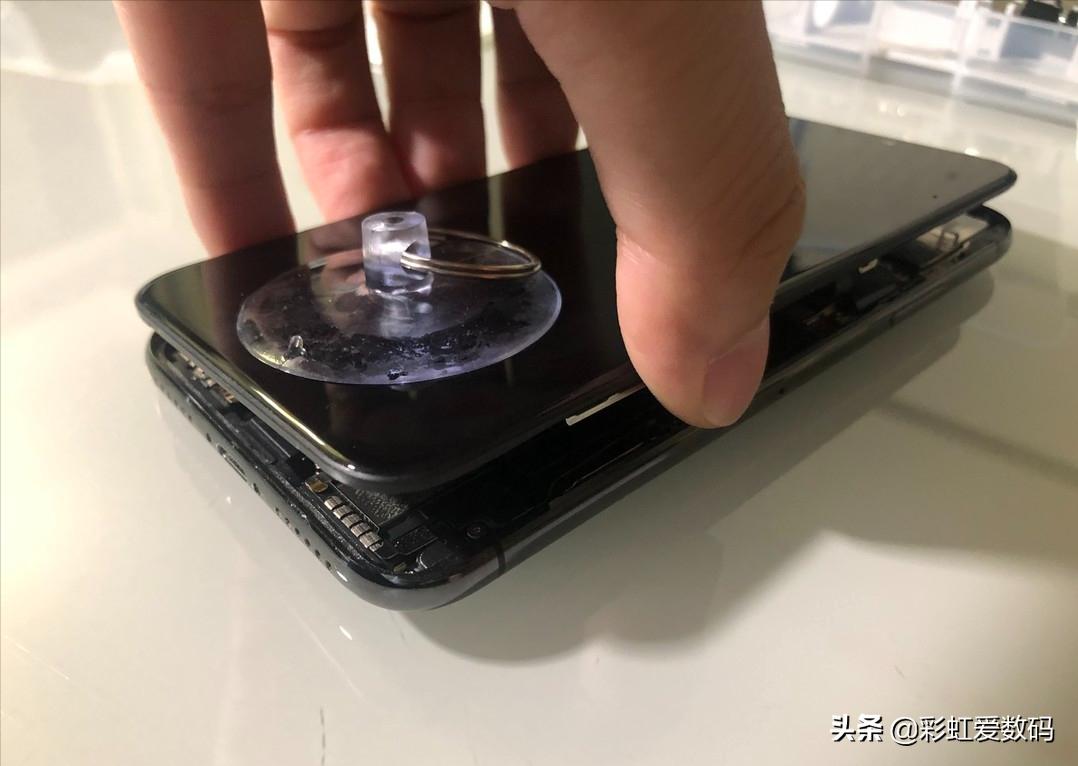 手机屏幕为啥会漏液?坏了需要去维修店吗?个人换屏经验分享