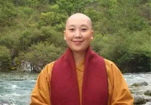 “乱世慷慨我行歌，千万人中有相和”女歌手（李娜）因爱出家？