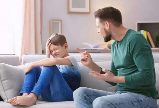 当孩子被大人骂时家长应该怎么做,孩子经常被父母骂会造成什么影响