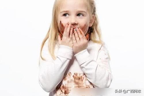 衣服上的污渍怎么洗,孩子白色衣服顽固污渍怎么洗