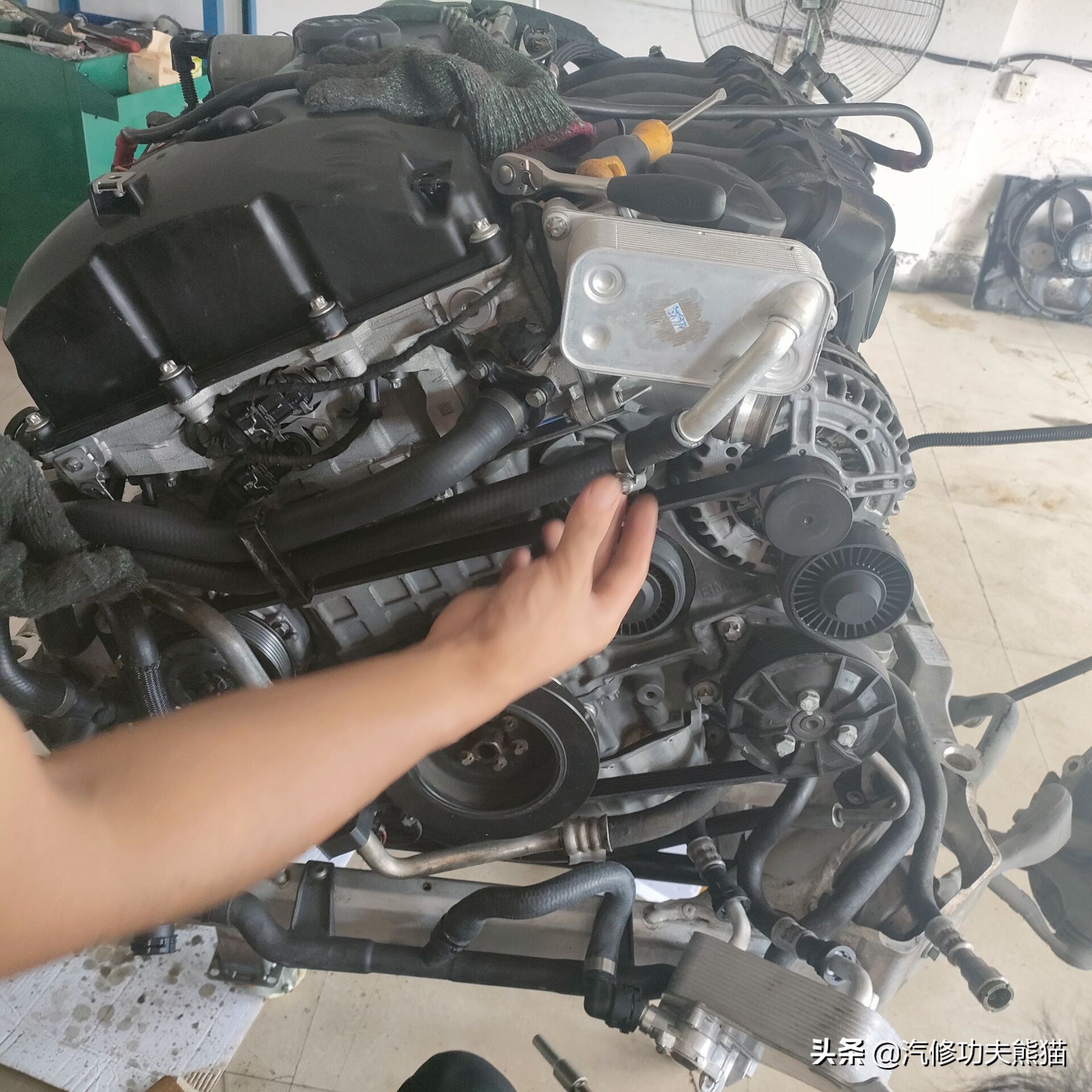 宝马e90325i2007款,宝马e90漏机油通病