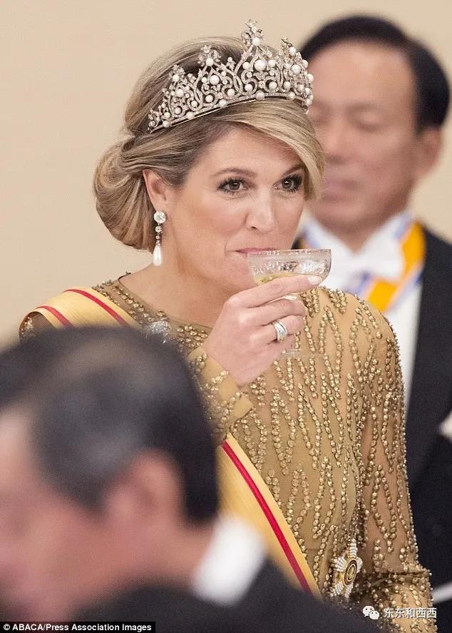 盘点英国女王戴过的王冠,英国女王和凯特戴同样的珠宝