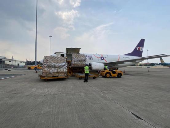 一天九架包机支援吉林视频,一架飞机从海外运输防疫物资