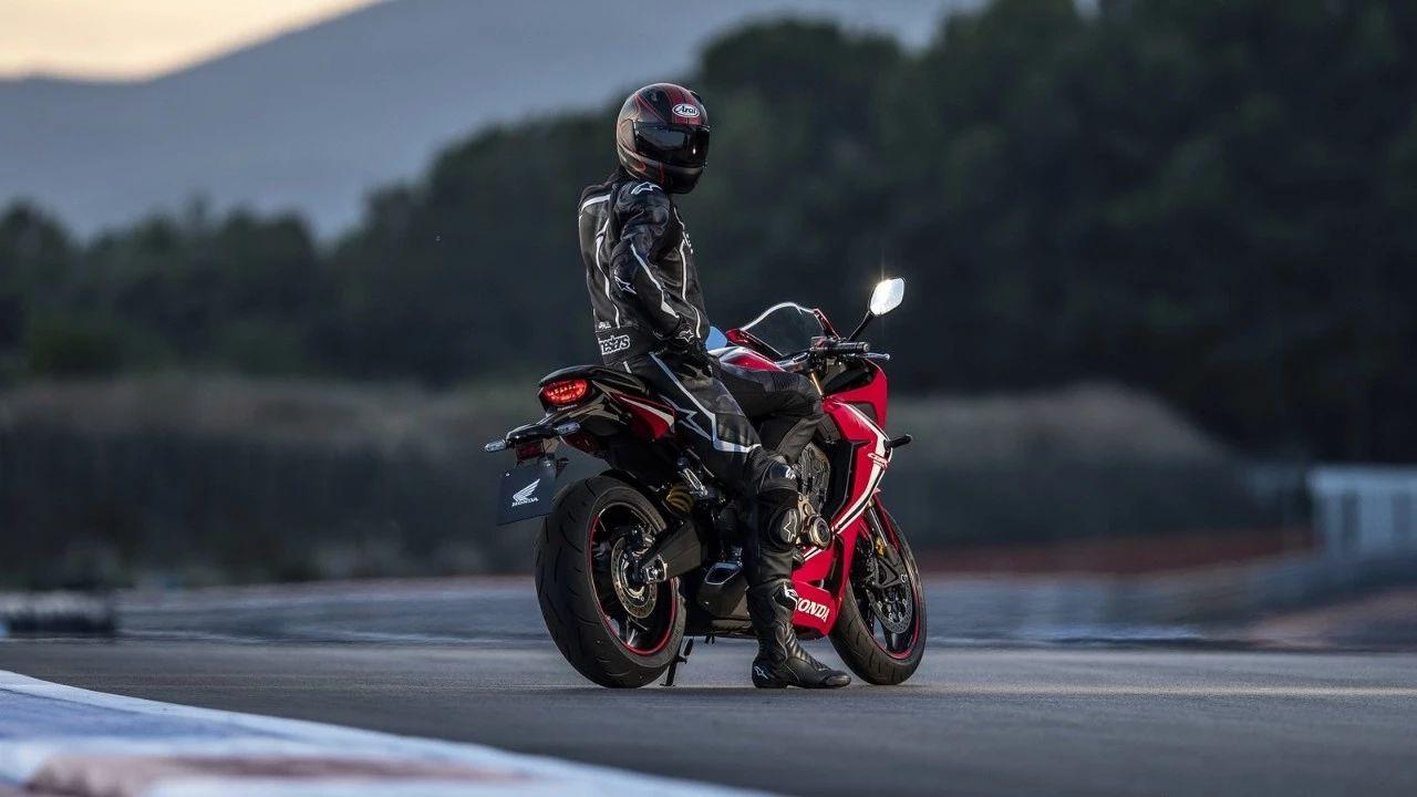 本田cbr650r跑车街跑,本田cbr650r对比川崎忍者650
