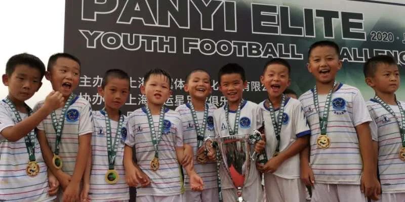 幸运星勇夺“攀翼群英荟•青少年足球挑战赛”3组别冠军