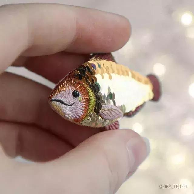 当一个程序员迷上了刺绣，就算手骨折了也无法阻止她……