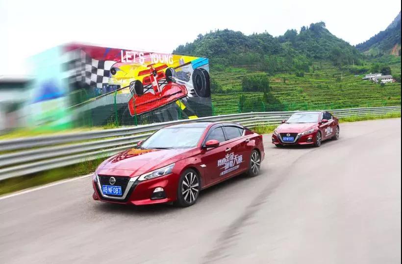 更快、更年轻，它还是那个熟悉的“大沙发”吗？|试驾第七代天籁