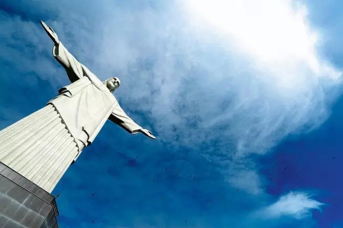 疫情下的巴西，天堂与地狱仅一街之隔，同在耶稣庇佑下的两种人生