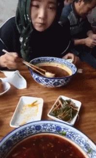 搞笑gif跟着妹子的节拍摇起来,敲锣打鼓甩头搞笑gif