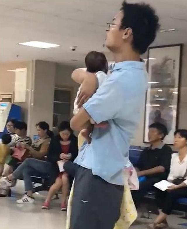 四个月宝宝软绵绵不能竖抱,新生儿很软怎么抱