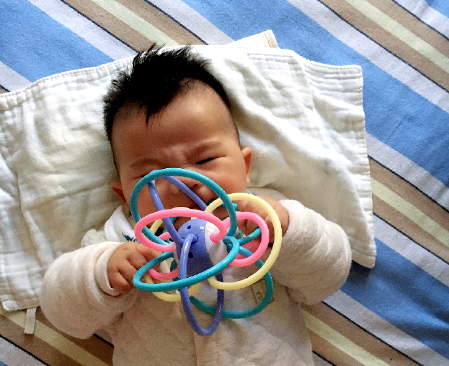 六月宝宝发育迟缓如何改善,6个月宝宝这四个动作还不会做