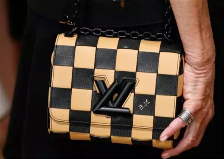 法国总统夫人lv口罩,法国总统马克龙夫人购买lv口罩