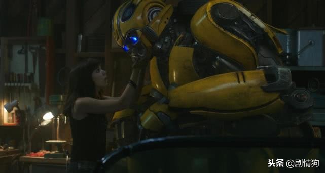 欢庆网:《大黄蜂》发布“突出重围”片段,约翰“追杀”大黄蜂