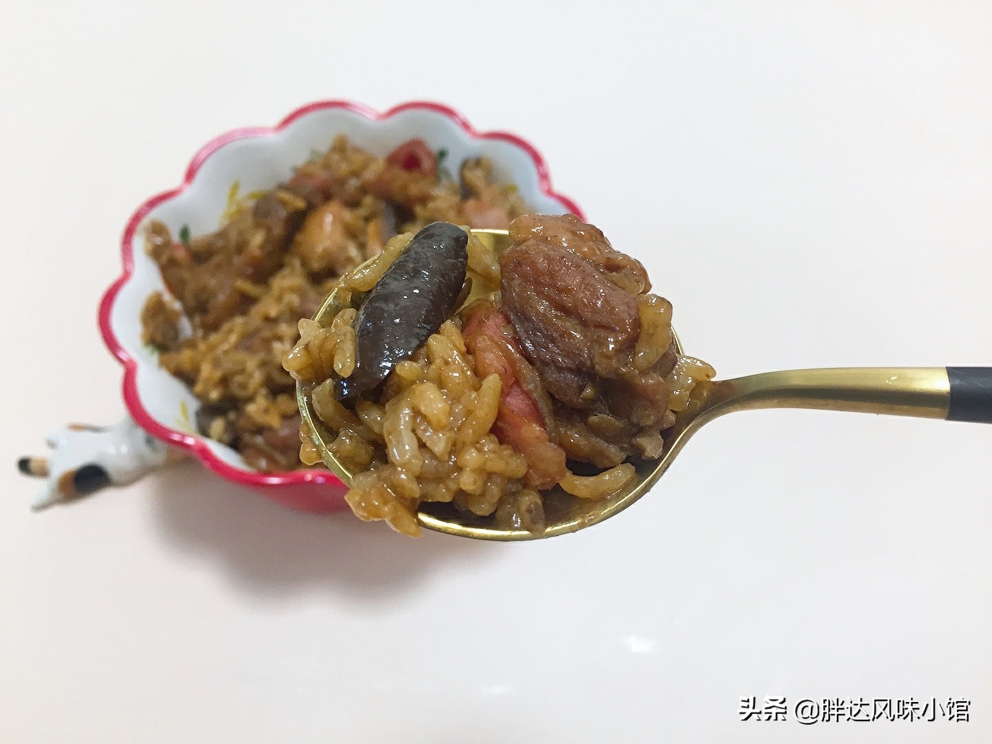鸡肉只能炖汤喝？这样做好吃到一碗接一碗，香菇腊肠焖鸡饭